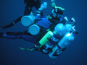 Mark Ellyatt and tanks underwater