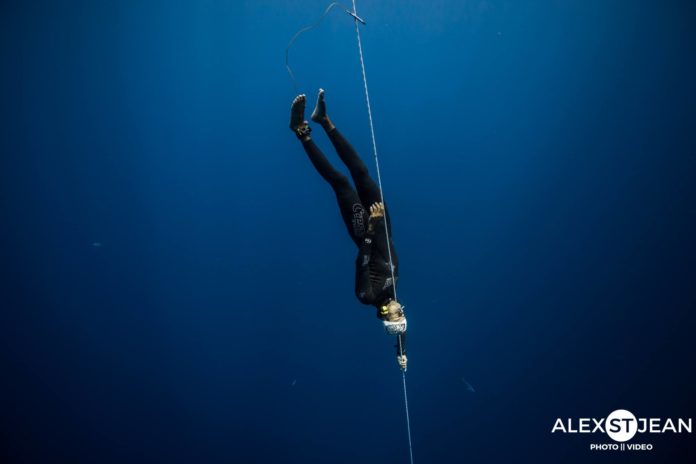 Carlos Correa, calm as a cucumber, descending during his national record dive.