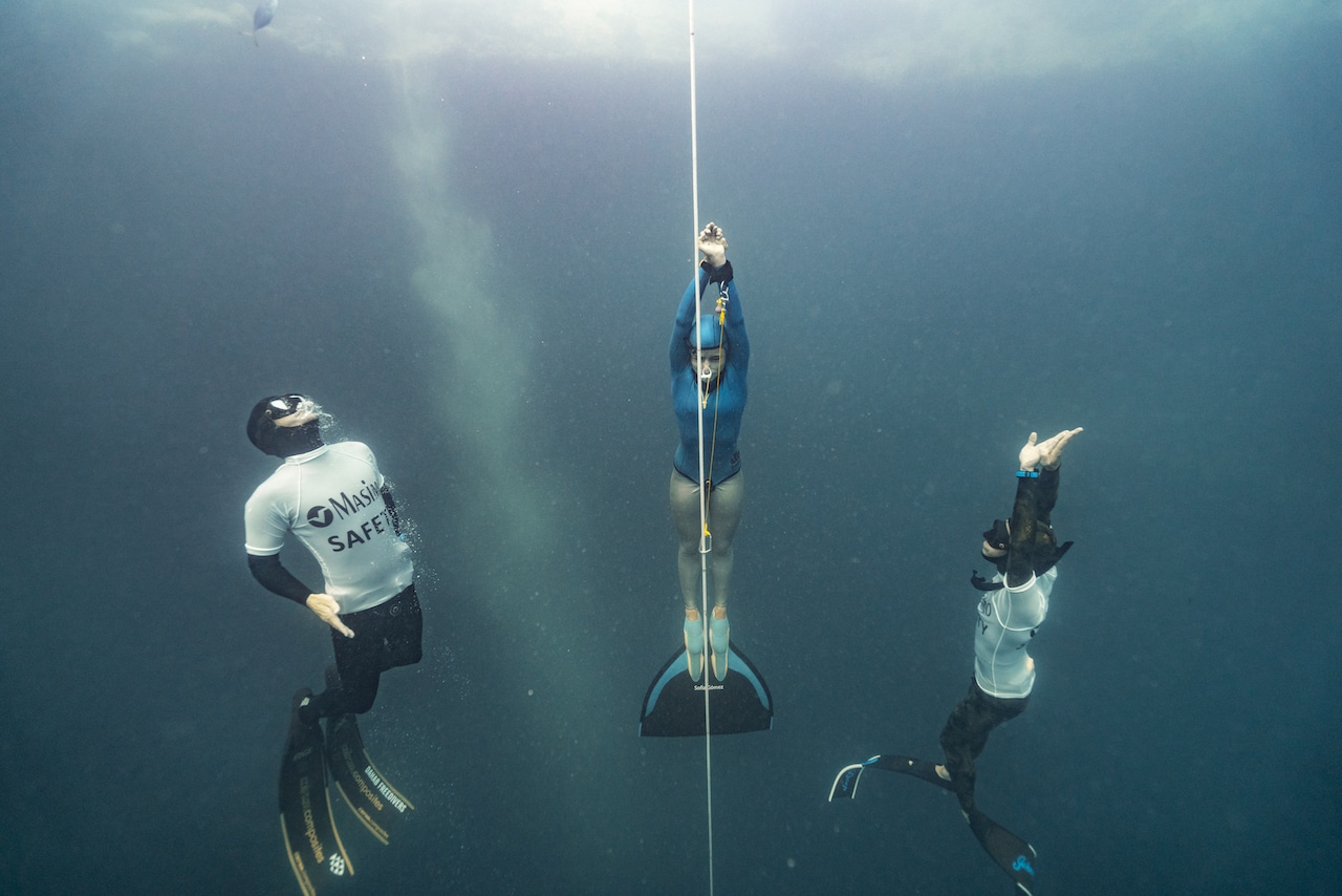 The Masimo safety divers escort Sofia Gomez of Colombia up on her CWT ascent (photo by Daan Verhoeven)