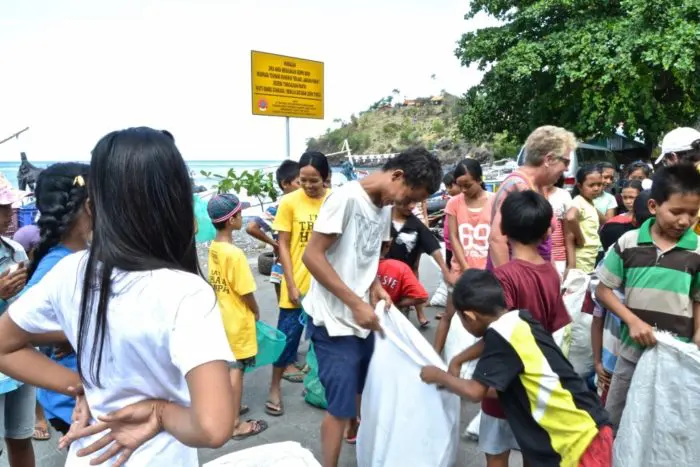 Trash Hero Amed Beach Clean-up. Photo by Diana Garcia Benito