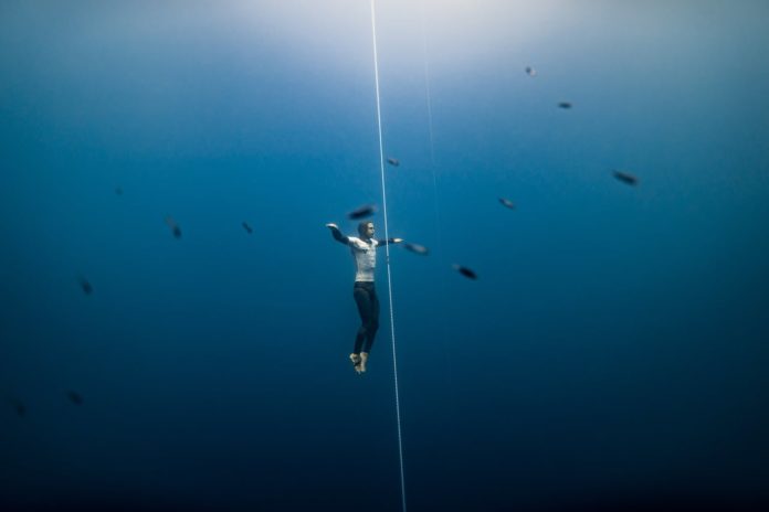 Johnny Sunnex in Dominica blue with some fishy friends (photo © Daan Verhoeven)