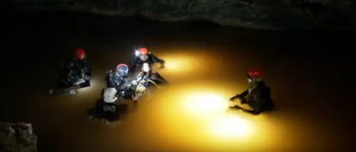 Divers entering Sa Piqueta
