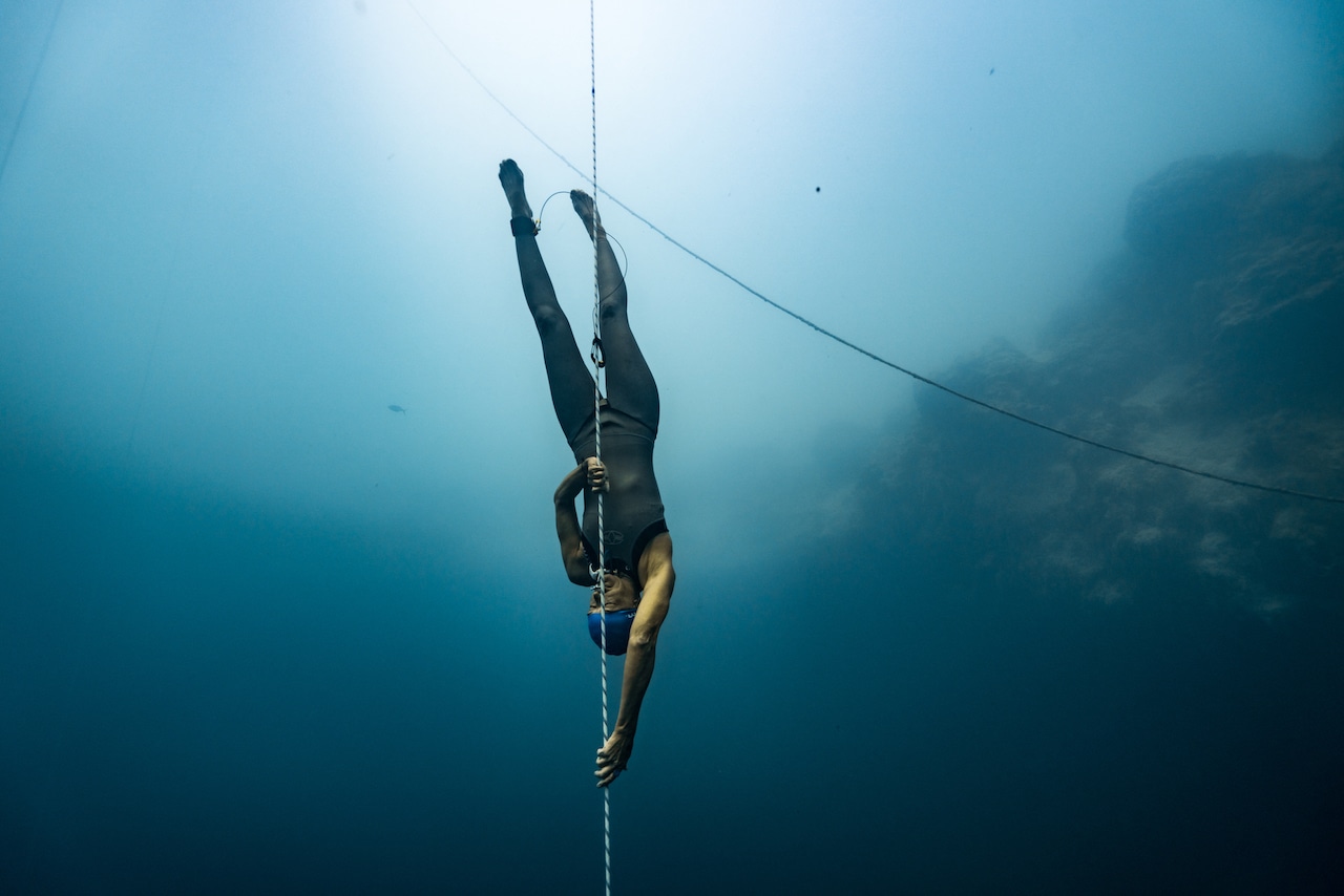 Claire training at Deans Blue Hole (photo by Daan Verhoeven)