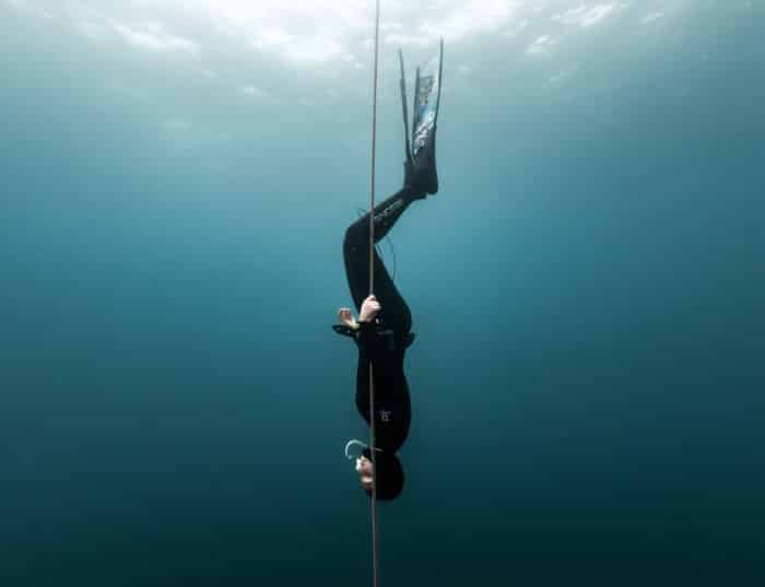 Freefall while holding the line. Photo by Yahia Barakah.