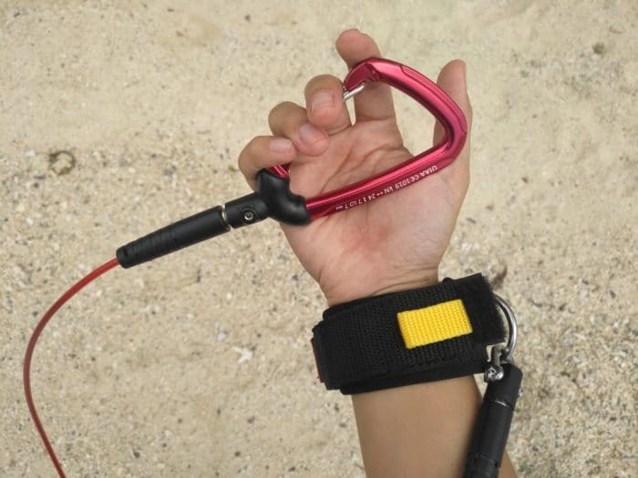 Quick-release tab and flexible attachment between the cord and the strap of the Freediving Planet EVO5 Lanyard.