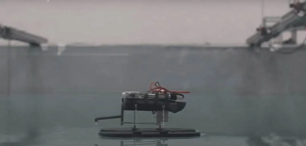 Marangoni effect of a mini-robot skimming the surface of the water