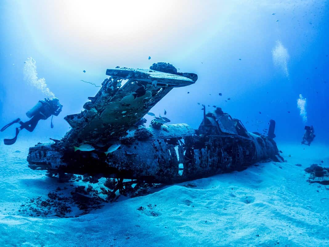 Scuba Diving in Oahu - Corsair plane Wreck from World War 2