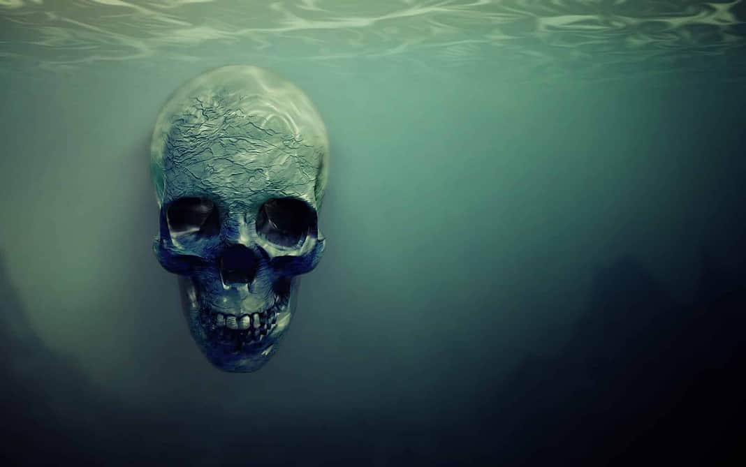 Skull suspended underwater (AdobeStock)