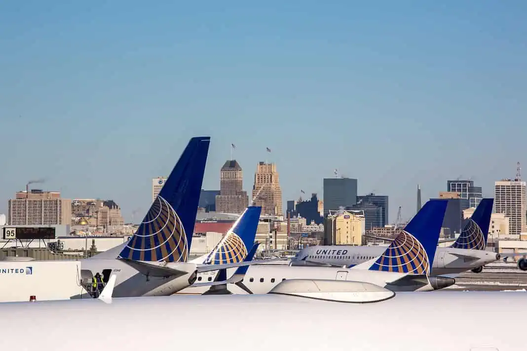 airliners on airway (Photo by Jason Leung)