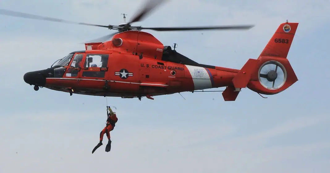 US Coast Guard helo hoists rescue swimmer (Photo credit: Petty Officer 2nd Class Seth Johnson/US Coast Guard)